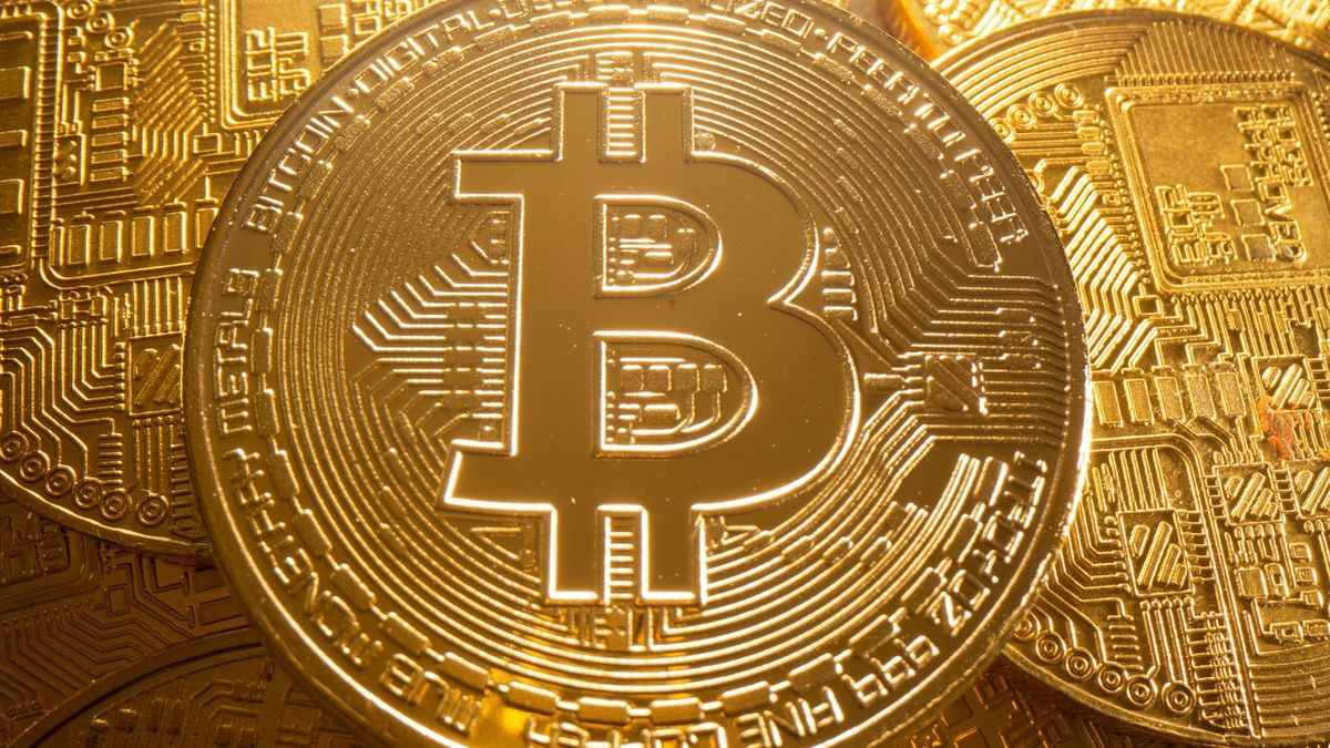 Muž si půjčil půl milionu na obchod s bitcoinem. Nemá peníze ani kryptoměnu